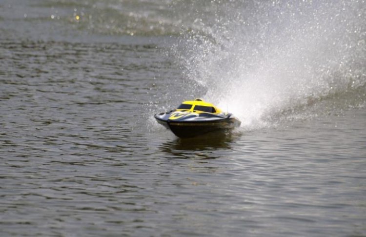 Joysway Alpha 1000mm Brushless V-Boat ARTR Yellow - Click Image to Close